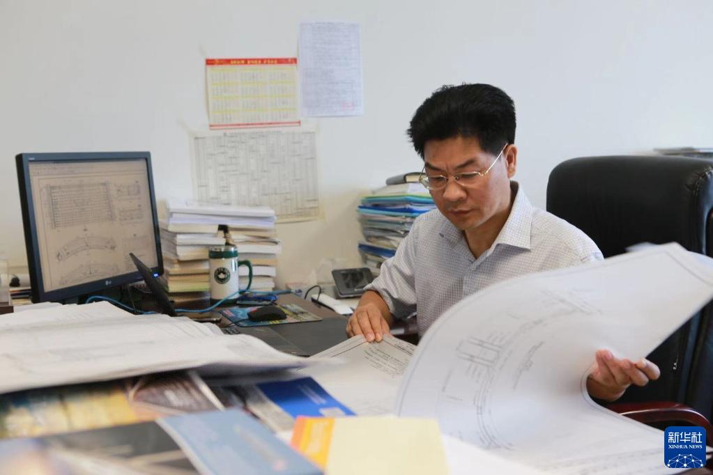 奮斗百年路 啟航新征程·中國共產黨人的精神譜系｜愛崗敬業、爭創一流——勞模精神述評