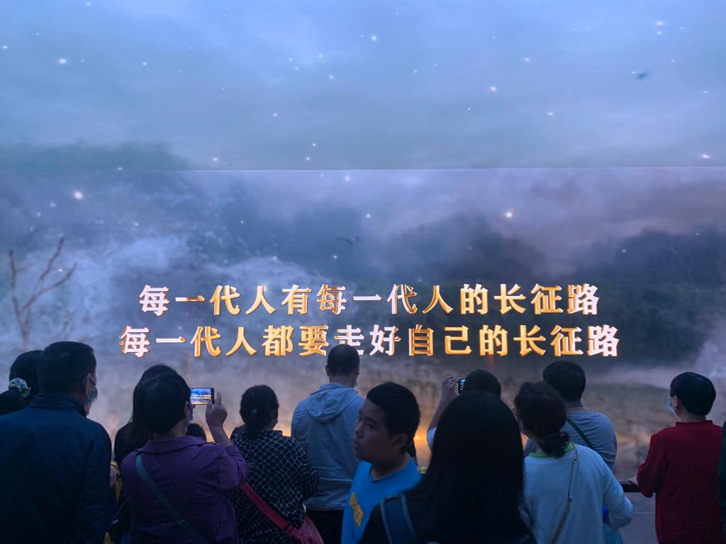 特寫：“是他們給了我們現在的生活”——國慶節里感悟百年黨史