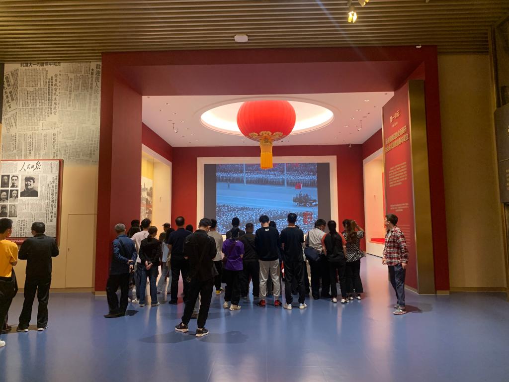特寫：“是他們給了我們現在的生活”——國慶節里感悟百年黨史