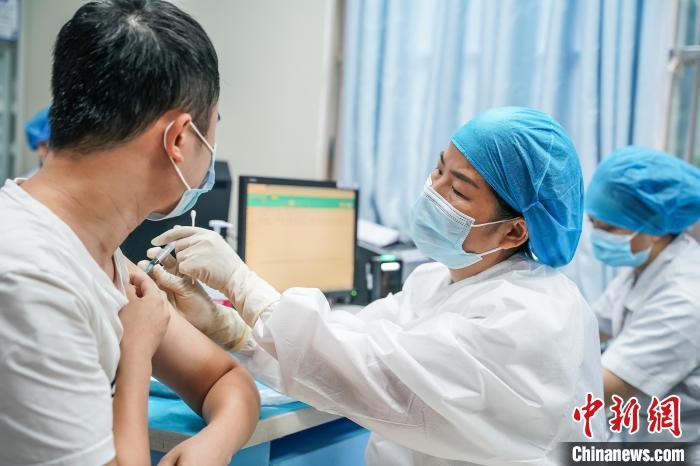 10余省份開打新冠疫苗加強針，你的疫苗打了幾針？