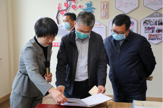 駐馬店新聞戰線集中采風活動走進泌陽縣“掃黃打非”基層站點