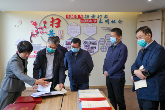 駐馬店新聞戰線集中采風活動走進泌陽縣“掃黃打非”基層站點