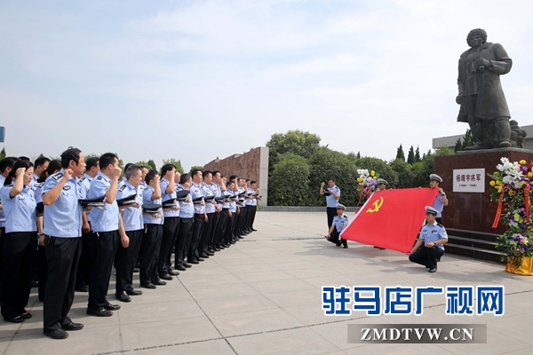 7月一日上午，市公安局黨員民警在楊靖宇紀念館楊靖宇將軍銅像前，面對黨旗重溫黨的誓詞.JPG