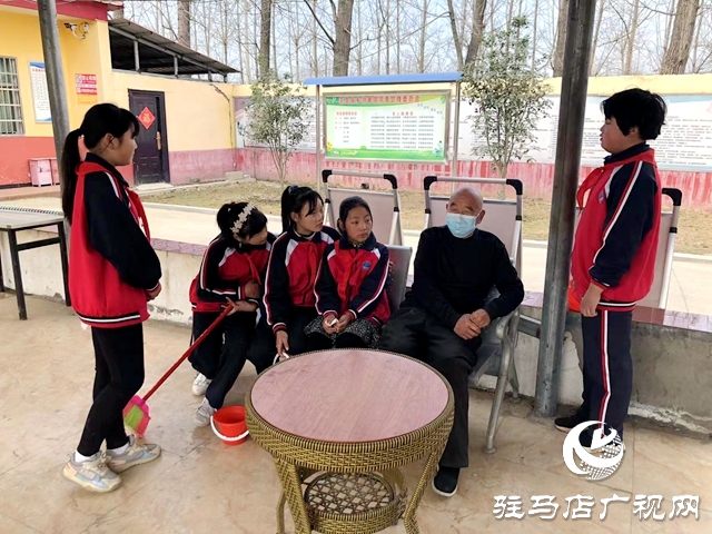 平輿縣玉皇廟鄉：踐行雷鋒精神 小志愿者情暖“夕陽”