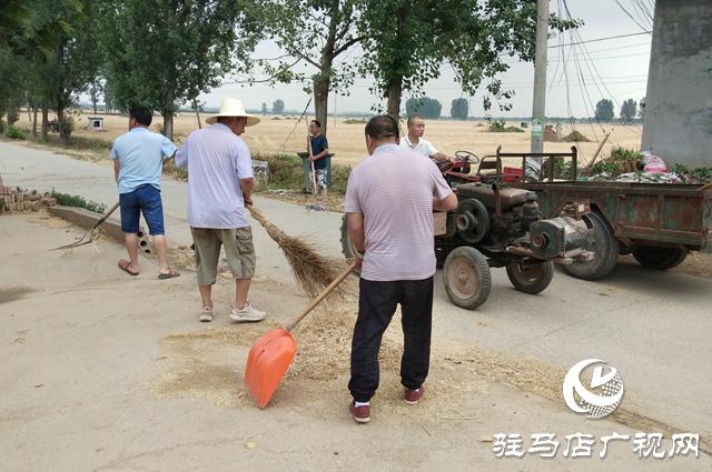 上蔡縣大路李鄉集體開展環境衛生大掃除活動