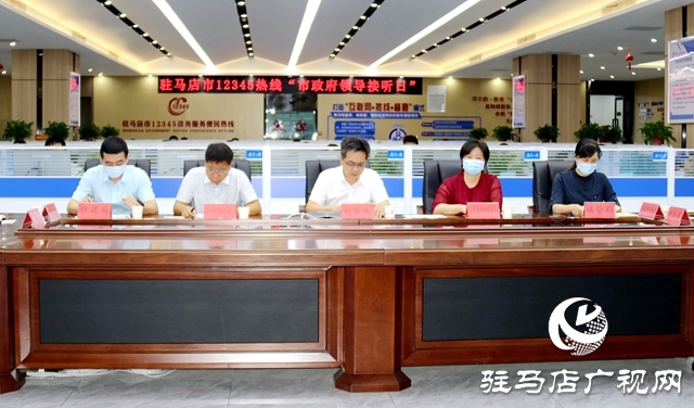市政府副秘書長劉華偉現場接聽“12345”熱線