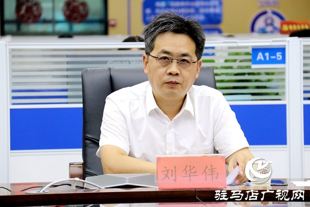市政府副秘書長劉華偉現場接聽“12345”熱線