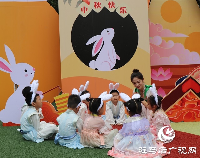 萌娃變身小玉兔 國風(fēng)古韻慶中秋