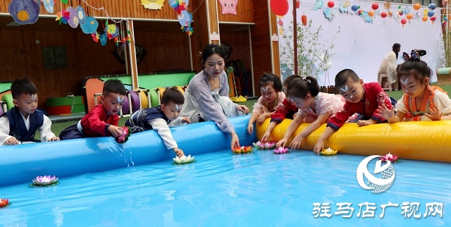 萌娃變身小玉兔 國風(fēng)古韻慶中秋