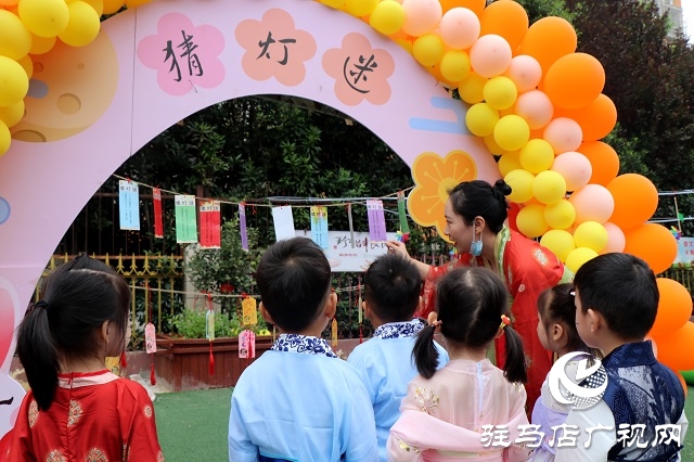 萌娃變身小玉兔 國風(fēng)古韻慶中秋