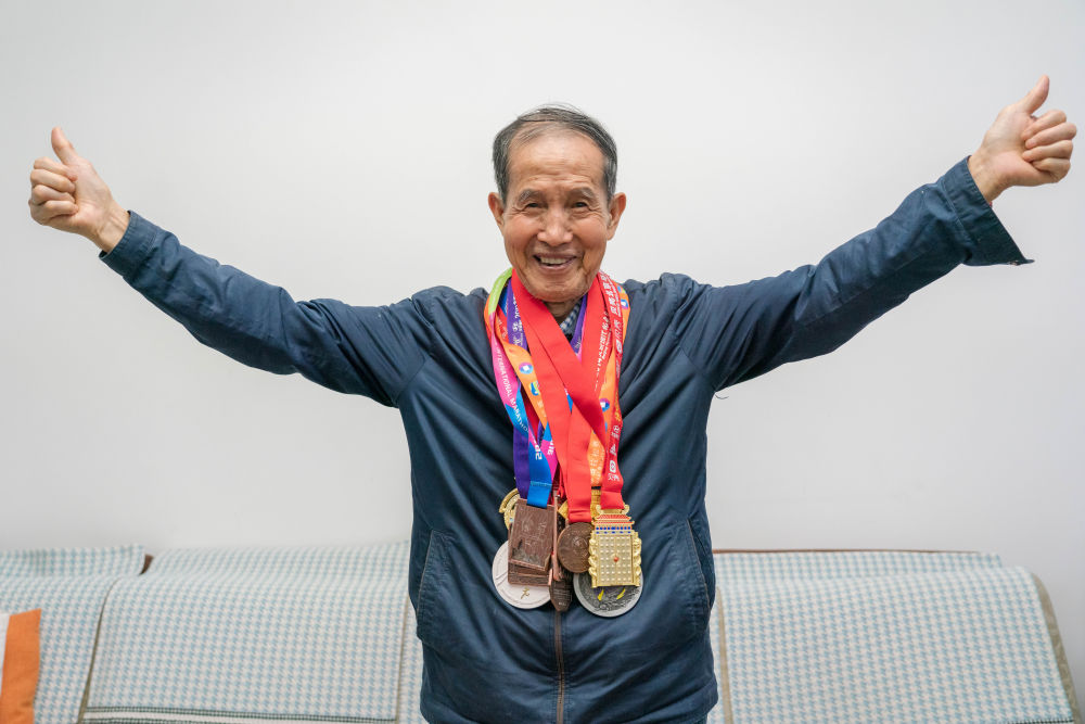 “86歲，依然能跑，依然在跑”——2022北京馬拉松最后一名完賽者的故事