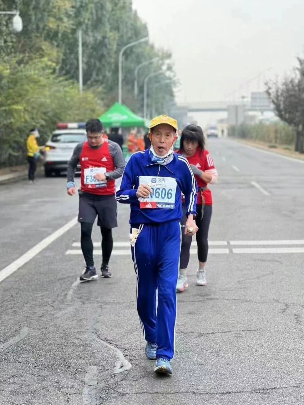 “86歲，依然能跑，依然在跑”——2022北京馬拉松最后一名完賽者的故事