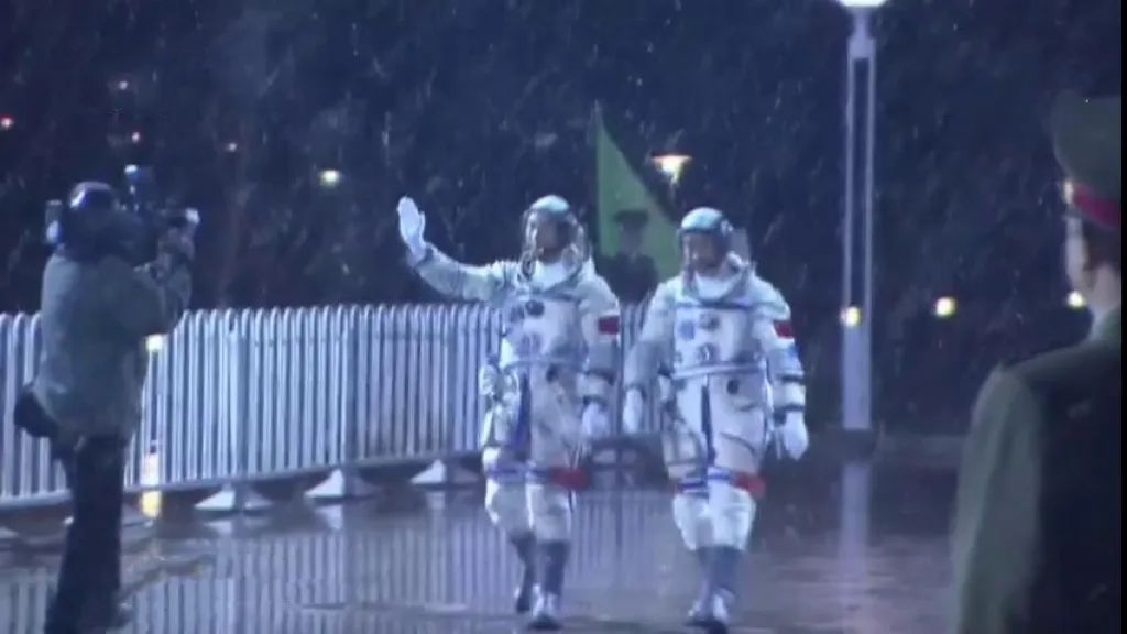 航天新征程 | 17 年前太空翻筋斗，他將再度“飛天”！