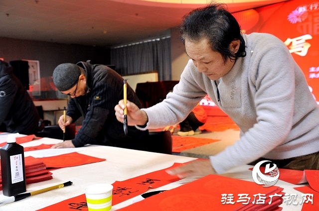 踐行二十大 奮進新征程 駐馬店市文化館舉行義寫春聯活動