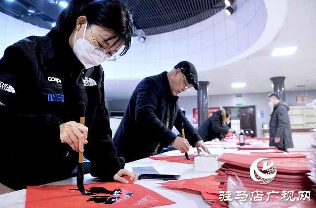 踐行二十大 奮進新征程 駐馬店市文化館舉行義寫春聯活動