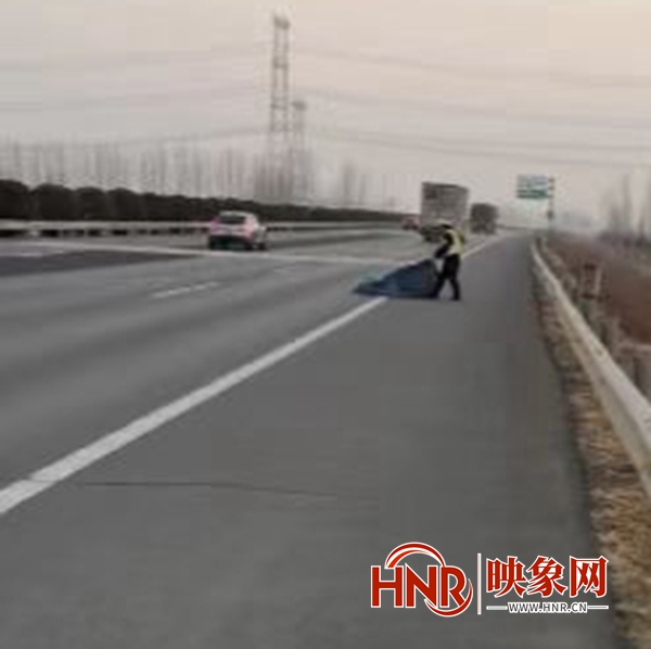 駐馬店高速交警：清理貨車掉落物 消除轄區安全隱患