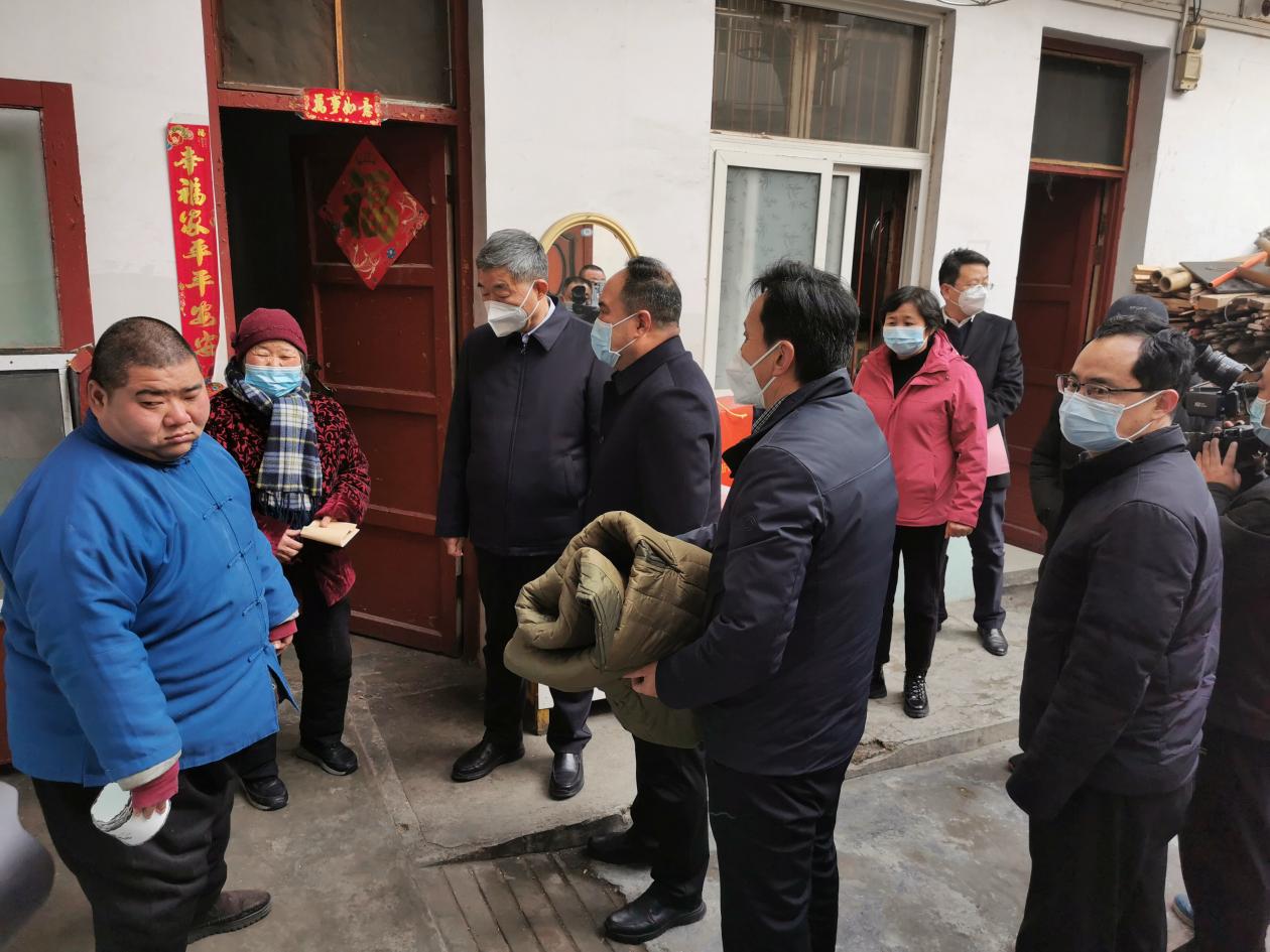  駐馬店市委常委、宣傳部部長、市政府副市長劉曉文春節(jié)慰問困難殘疾人