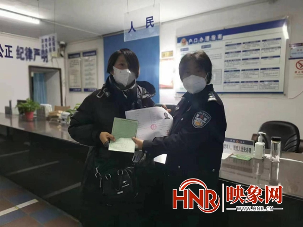 駐馬店市公安局驛城分局人民派出所：民警夜間為群眾辦理戶籍業務