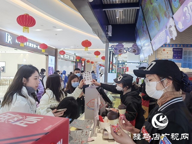 駐馬店：春節假期商場人氣旺