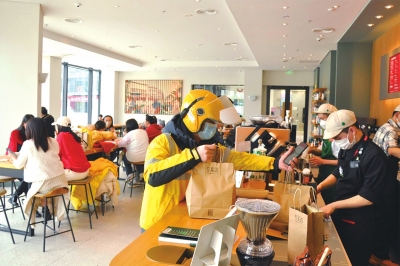 縣城小店迎“開門紅” 今年春節期間，河南縣域消費市場呈快速回暖態勢