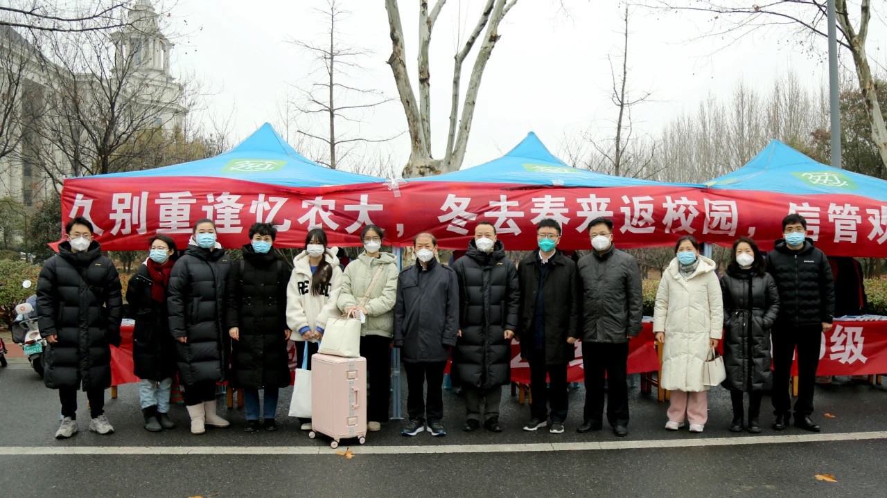 你好新學期！河南高校開學“大片”上演 學生：真正的大學生活回來了