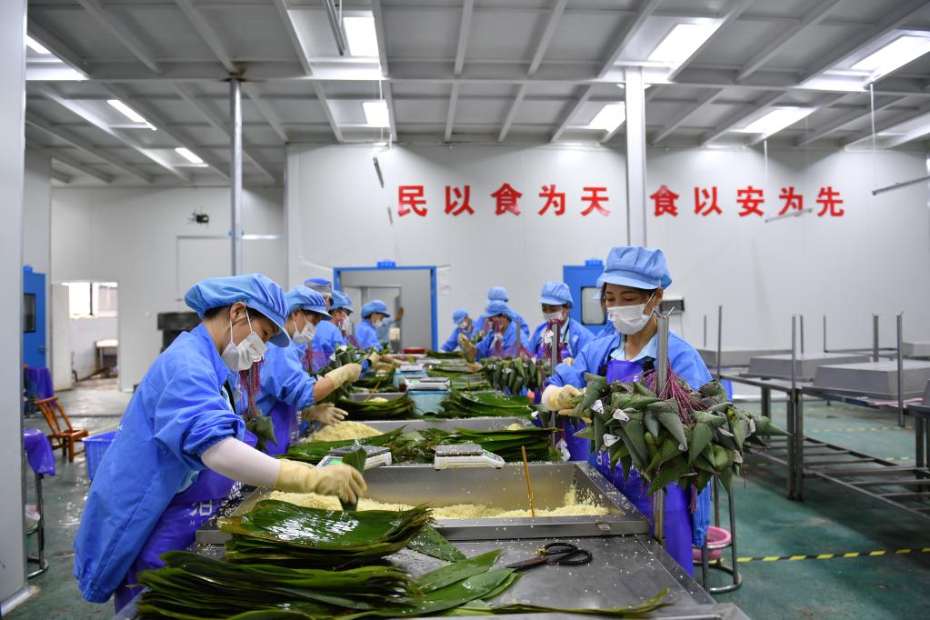 包粽子、造龍舟、收艾葉——汨羅江畔迎端午