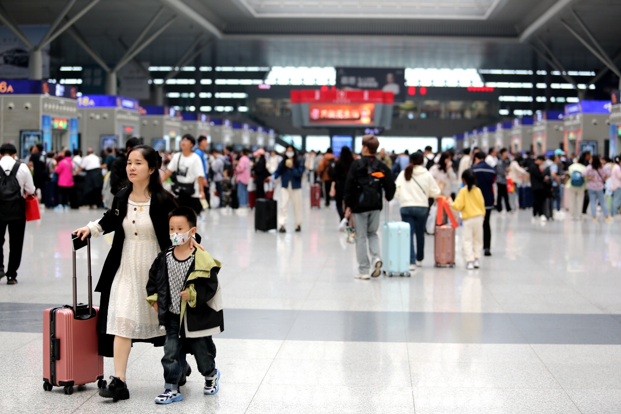 人從眾！國(guó)鐵集團(tuán)鄭州局9月29日開行列車1301趟 其中加開臨客136趟