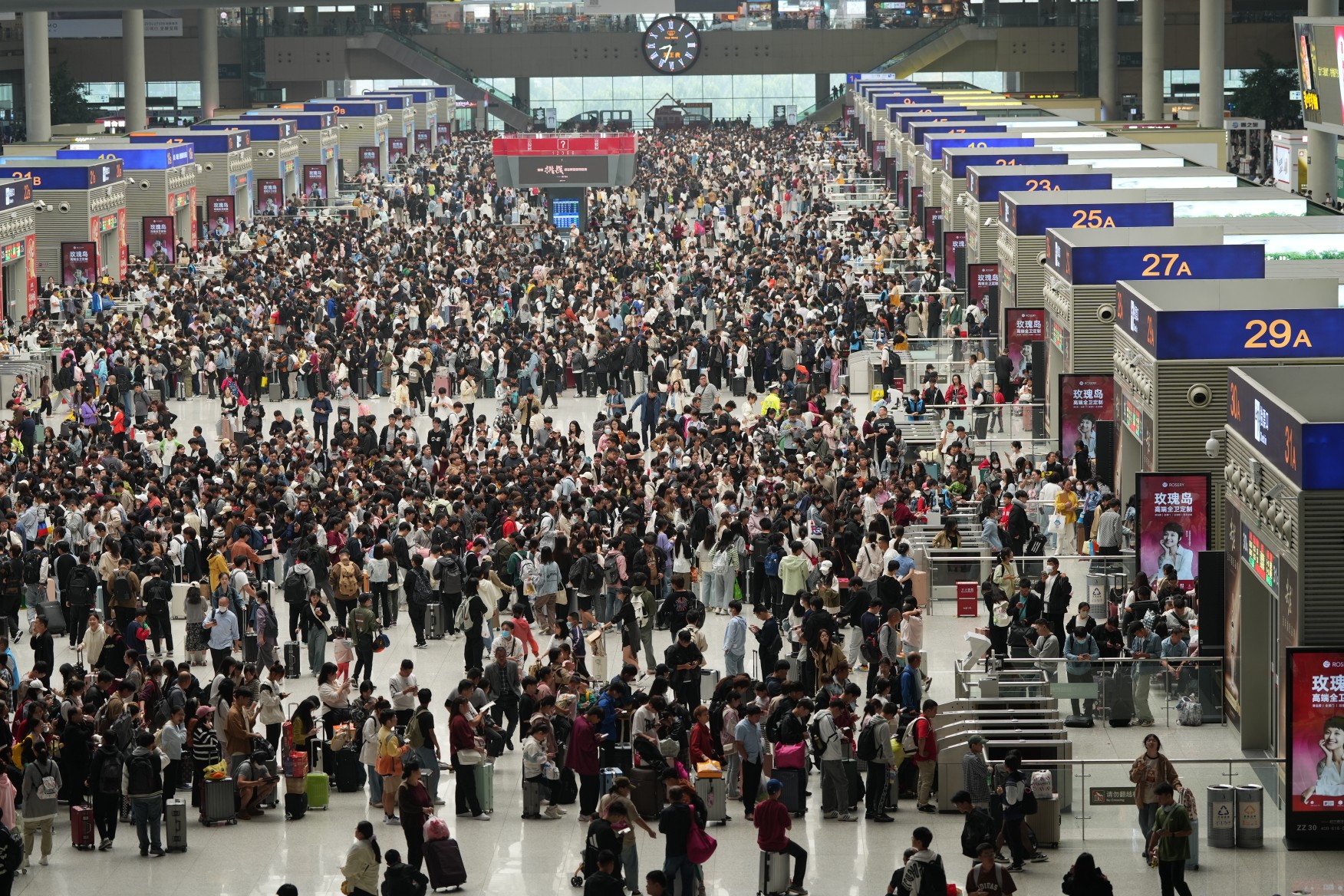 人從眾！國(guó)鐵集團(tuán)鄭州局9月29日開行列車1301趟 其中加開臨客136趟