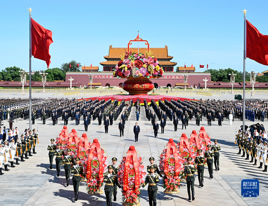 習(xí)近平等黨和國(guó)家領(lǐng)導(dǎo)人出席烈士紀(jì)念日向人民英雄敬獻(xiàn)花籃儀式