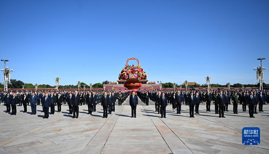 習(xí)近平等黨和國(guó)家領(lǐng)導(dǎo)人出席烈士紀(jì)念日向人民英雄敬獻(xiàn)花籃儀式