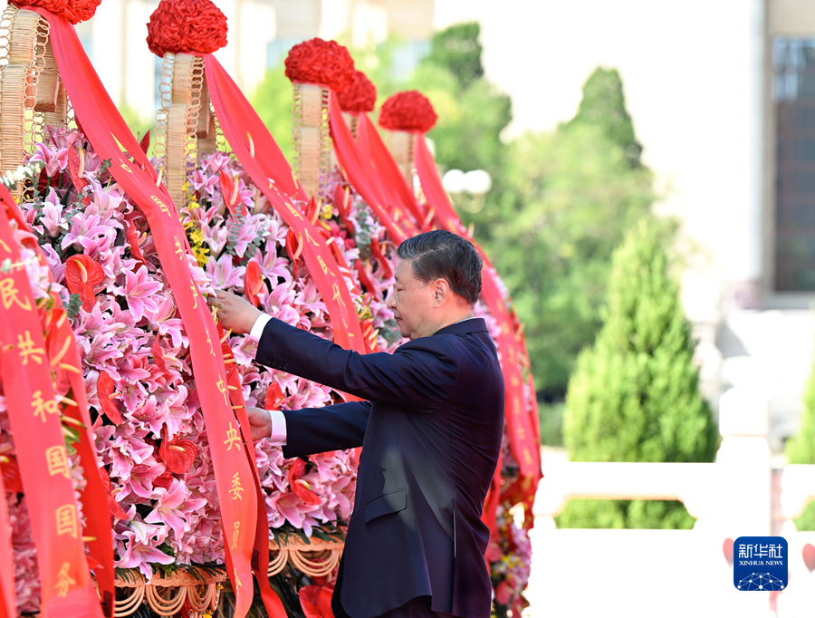 習(xí)近平等黨和國(guó)家領(lǐng)導(dǎo)人出席烈士紀(jì)念日向人民英雄敬獻(xiàn)花籃儀式