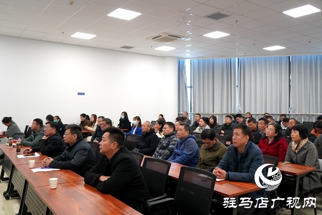 正陽縣總工會組織工會干部觀看中國工會十八大精神網絡直播專題輔導報告