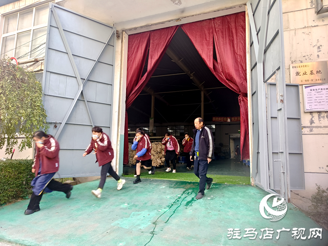驛城區科工信局組織開展工業企業消防安全宣傳演練活動