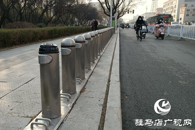 遺留在駐馬店街頭的公共自行車停車樁何日能拆除？