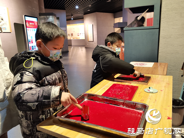 駐馬店市博物館：新增木板拓印年畫 吸引市民前來體驗