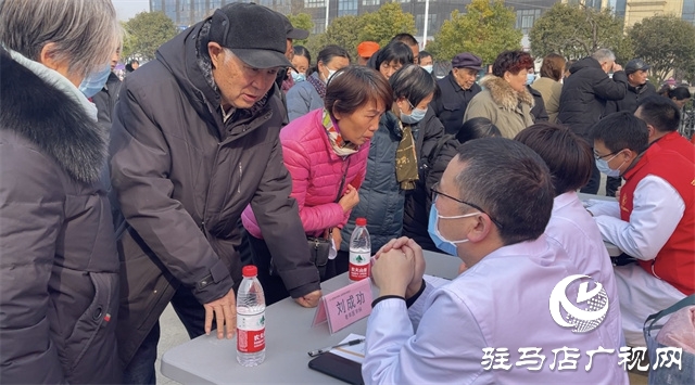 省衛生健康委“學習雷鋒好榜樣 志愿服務健康行”義診活動走進驛城區