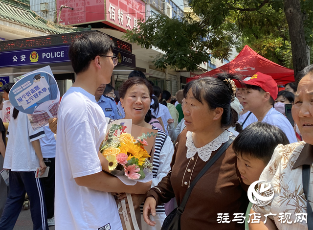 驛城區：首場高考 氛圍拉滿