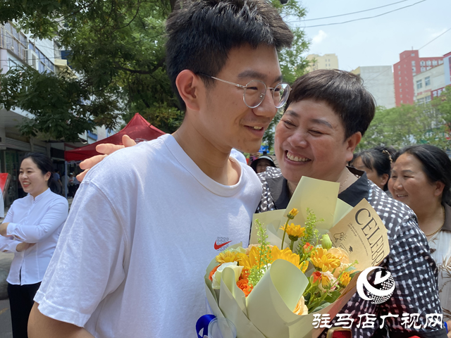 驛城區：首場高考 氛圍拉滿