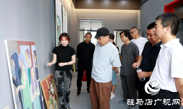 驛城區舉辦“翰墨潤中原”美術書法大賽作品看稿會