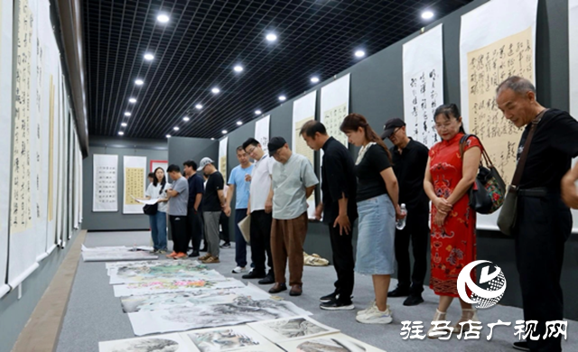 驛城區舉辦“翰墨潤中原”美術書法大賽作品看稿會
