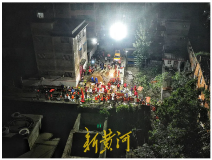 河南社旗縣趙河出現堤壩滲透險情，深夜直擊搶險