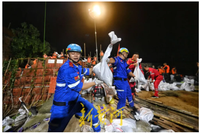 河南社旗縣趙河出現堤壩滲透險情，深夜直擊搶險