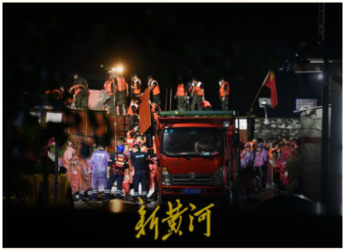 河南社旗縣趙河出現堤壩滲透險情，深夜直擊搶險