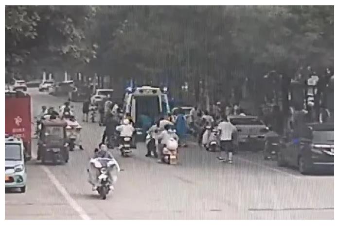 生死競(jìng)速！濮陽一護(hù)士抓住“黃金4分鐘”跪地救援，跑贏死神！
