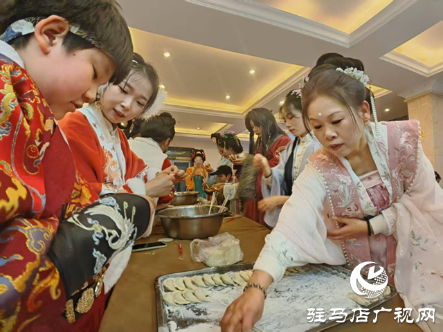 穿漢服體驗中國傳統文化 兩岸同胞聯誼喜迎春節