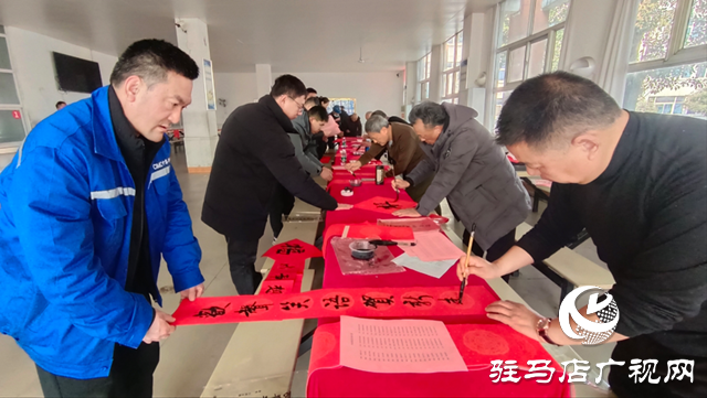 駐馬店：春聯送祝福 墨香迎新年