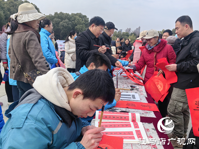 駐馬店市第四中學開展寫春聯(lián)剪窗花送祝福活動