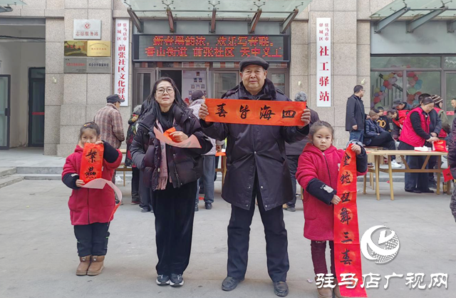 義寫春聯暖人心 墨香四溢迎新春