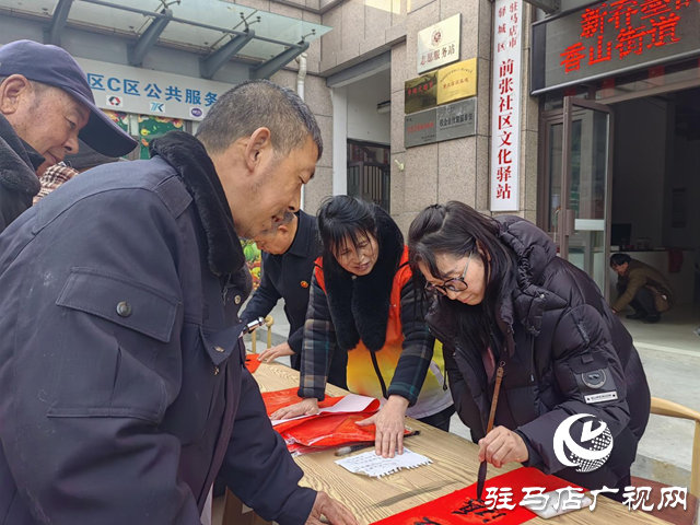 義寫春聯暖人心 墨香四溢迎新春