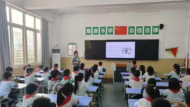 駐馬店市中醫院到第二實驗小學進行肥胖科普活動